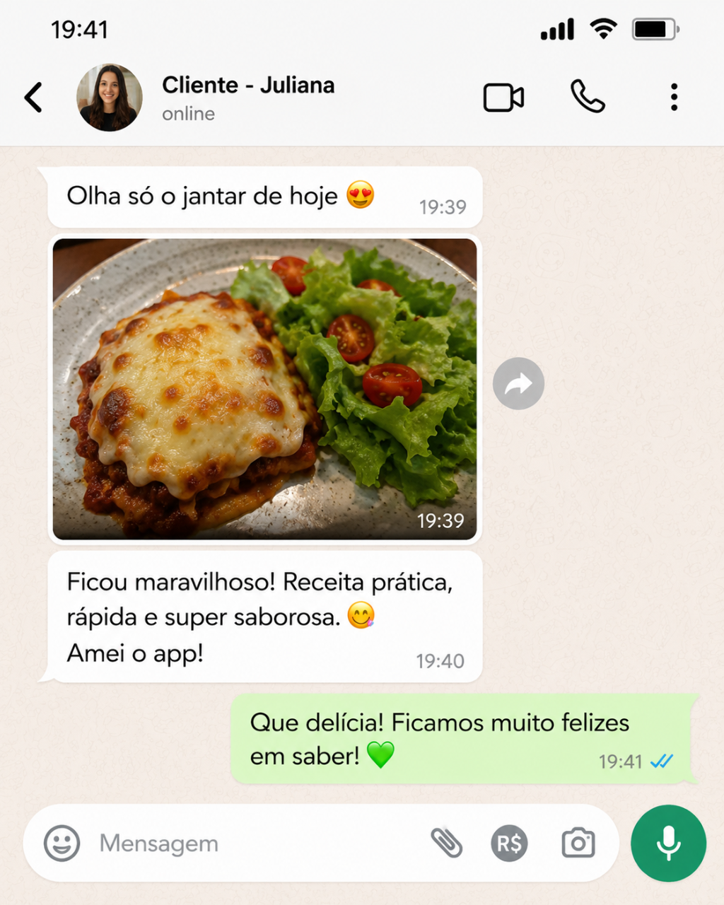 Cliente Juliana mostrando lasanha pronta